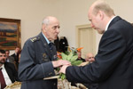 Předání pamětního odznaku a dekretu oceněnému panu Otakaru Vinklářovi