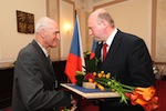 Předání pamětního dekretu a odznaku panu Karlu Kovaříkovi