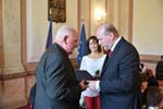 Předání pamětního dekretu a odznaku panu Milanovi Procházkovi