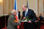 Předání pamětního dekretu a odznaku panu Vladislavu Palátovi