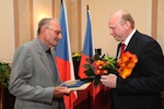 Předání pamětního dekretu a odznaku panu Jiřímu Kopřivovi