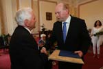 Předání pamětního dekretu a odznaku Milanu Sehnalovi, který převzal ocenění za pana Břetislava Dofka 